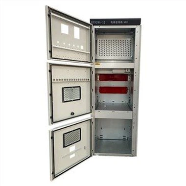 Zatvoreni metalni ormar sa prekidačima